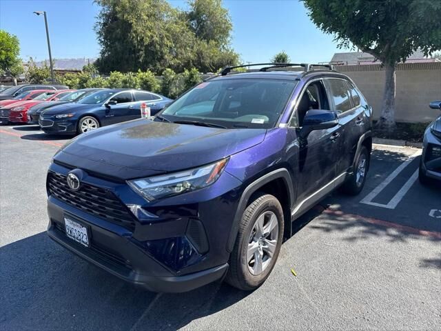 2025 Toyota RAV4 Hybrid XLE — photo 1 of 8
