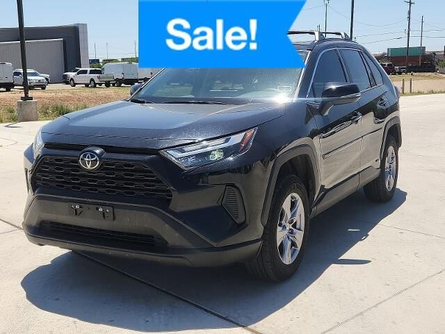 2025 Toyota RAV4 Hybrid XLE — photo 1 of 13