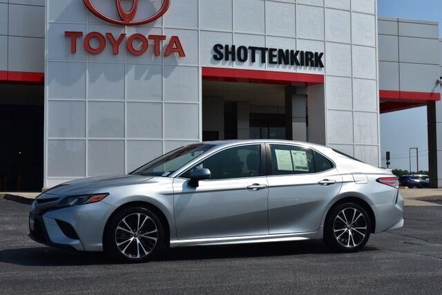 2018 Toyota Camry SE — photo 1 of 13