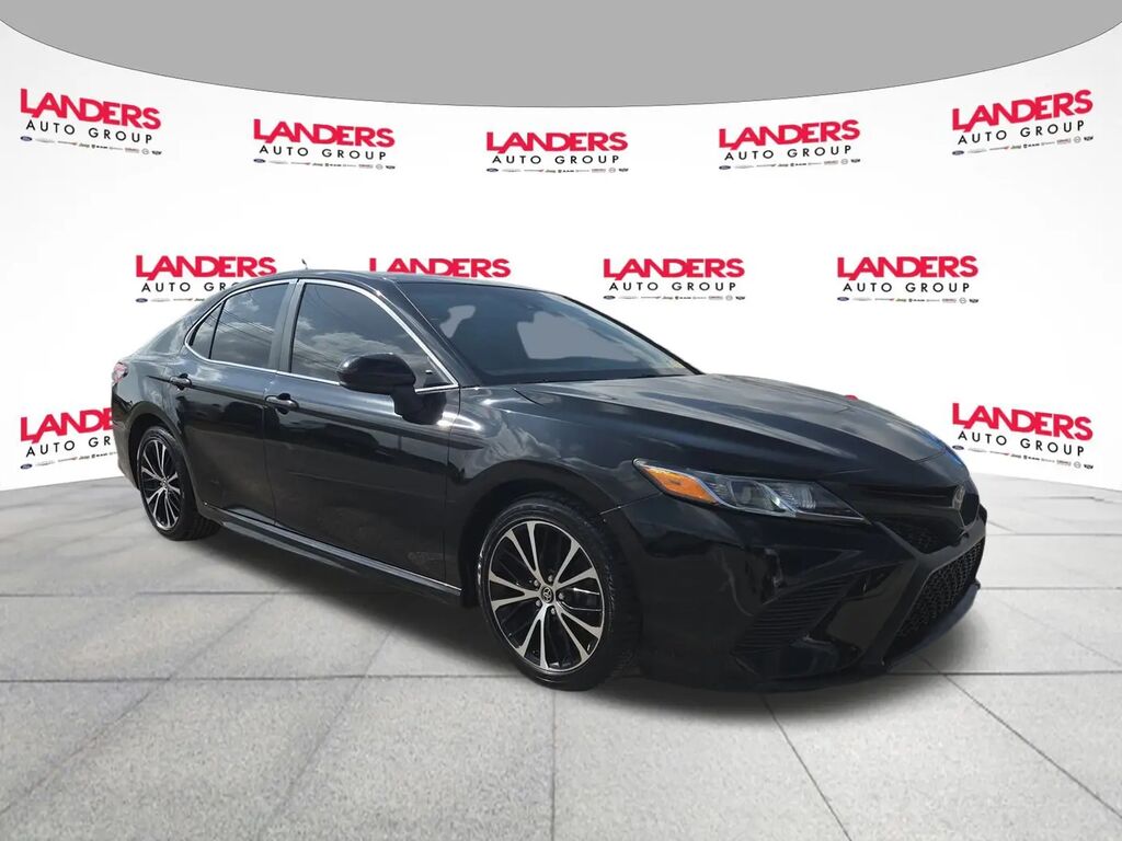 2018 Toyota Camry SE — photo 1 of 17