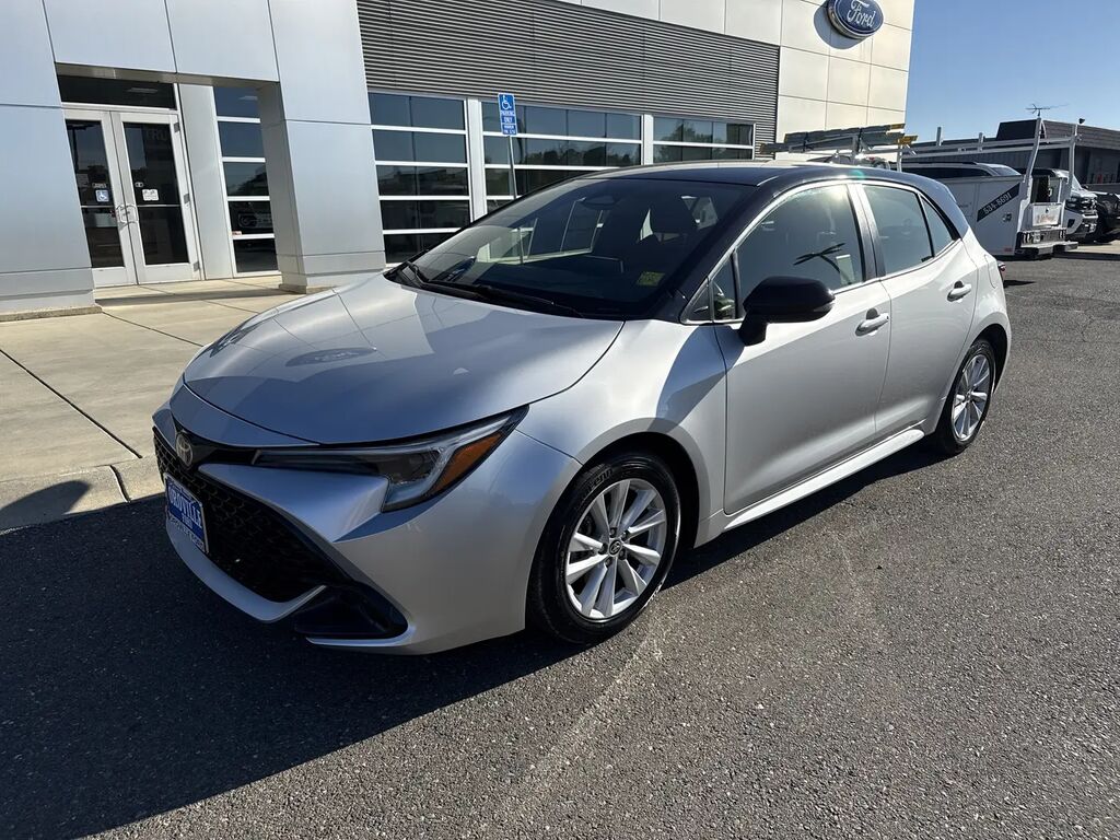 2023 Toyota Corolla Hatchback SE — photo 1 of 13