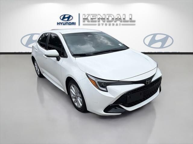 2023 Toyota Corolla Hatchback SE — photo 1 of 39