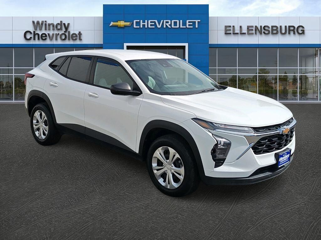 2024 Chevrolet Trax LS — photo 1 of 6