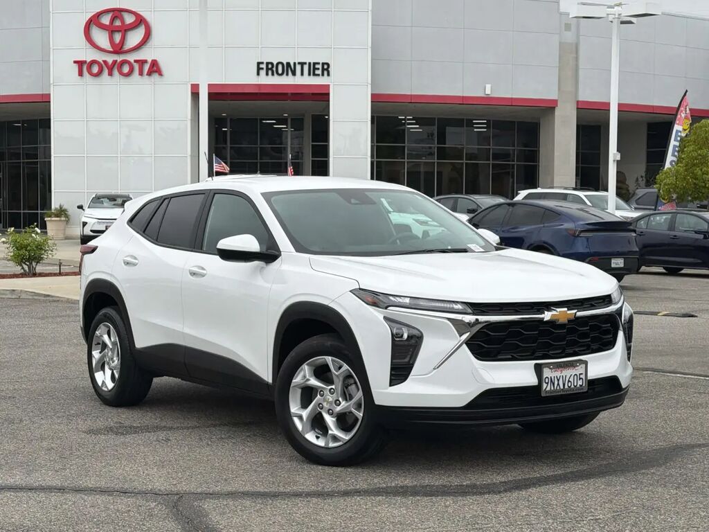 2024 Chevrolet Trax LS — photo 1 of 3
