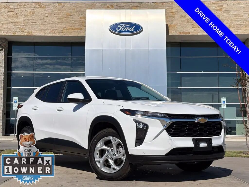 2024 Chevrolet Trax LS — photo 1 of 13