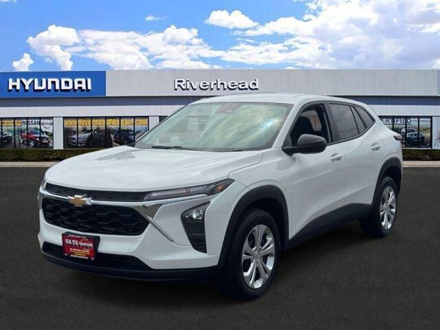 2024 Chevrolet Trax LS — photo 1 of 13