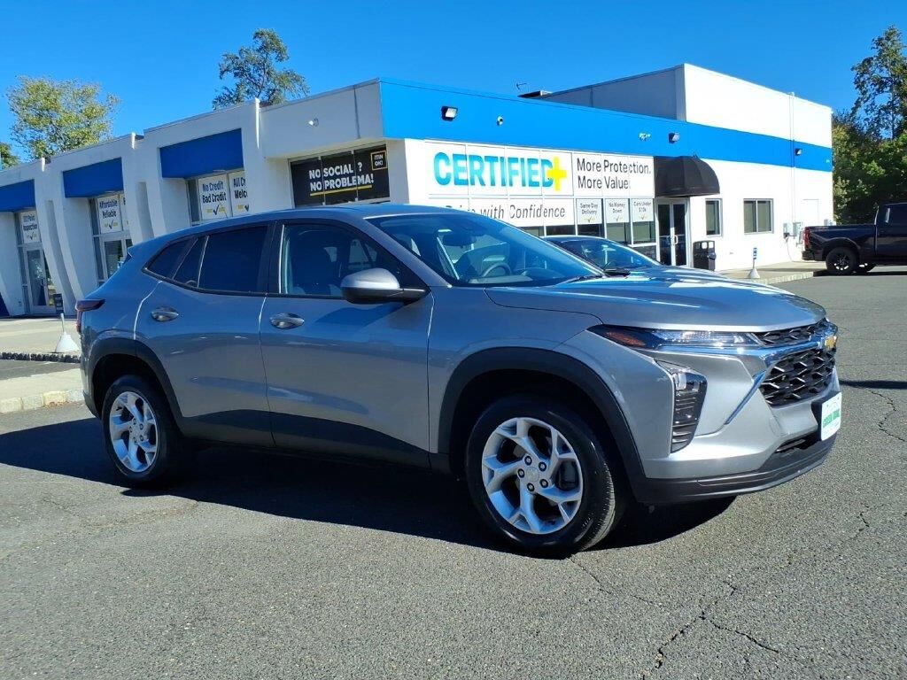 2024 Chevrolet Trax LS — photo 1 of 13