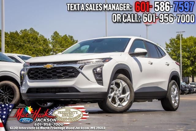2024 Chevrolet Trax LS — photo 1 of 13