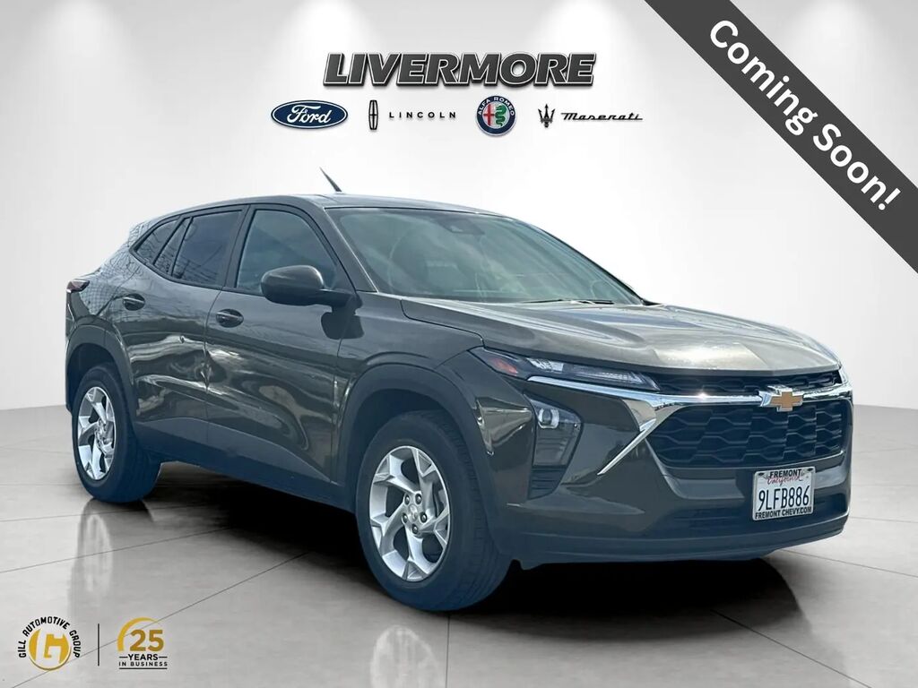 2024 Chevrolet Trax LS — photo 1 of 8