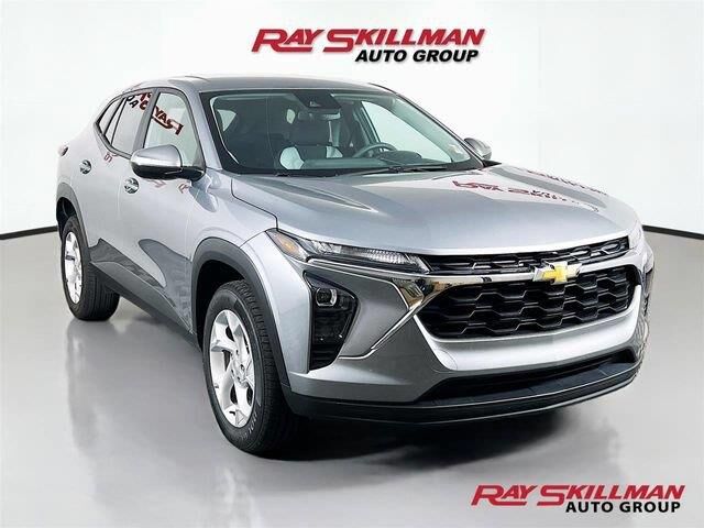 2025 Chevrolet Trax LS — photo 1 of 12