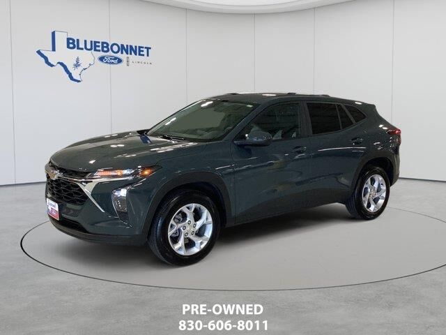 2025 Chevrolet Trax LS — photo 1 of 13