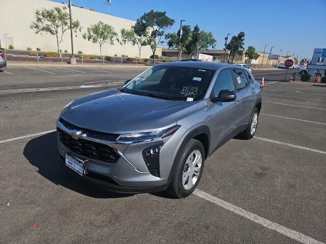2025 Chevrolet Trax LS — photo 1 of 26