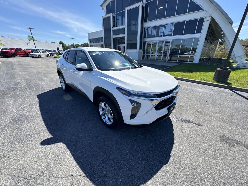 2025 Chevrolet Trax LS — photo 1 of 7