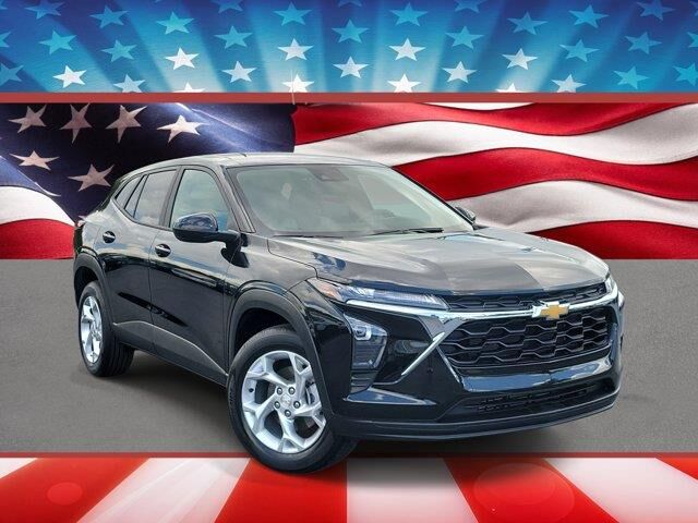 2025 Chevrolet Trax LS — photo 1 of 13