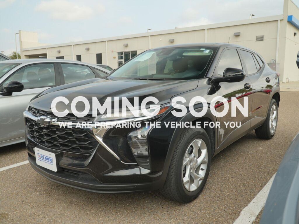 2025 Chevrolet Trax LS — photo 1 of 4