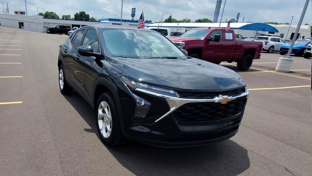 2025 Chevrolet Trax LS — photo 1 of 7