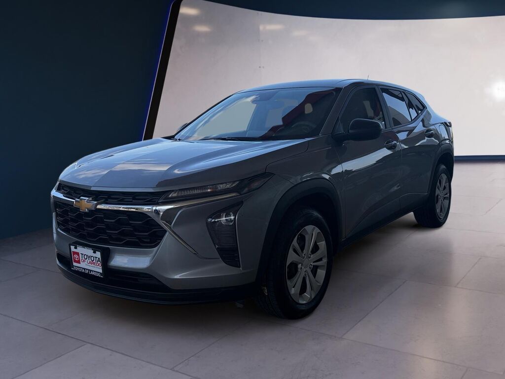 2025 Chevrolet Trax LS — photo 1 of 13
