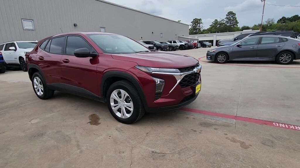 2025 Chevrolet Trax LS — photo 1 of 7