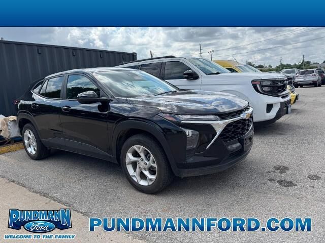 2025 Chevrolet Trax LS — photo 1 of 26