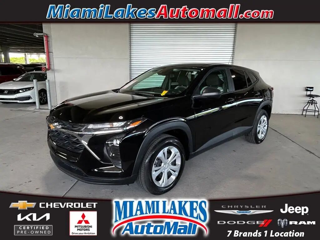 2025 Chevrolet Trax LS — photo 1 of 13