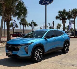 2025 Chevrolet Trax RS — photo 1 of 39