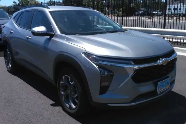 2024 Chevrolet Trax LT — photo 1 of 43