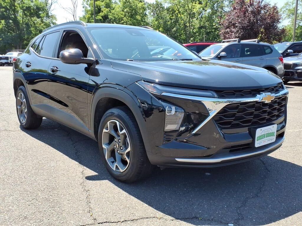 2024 Chevrolet Trax LT — photo 1 of 26