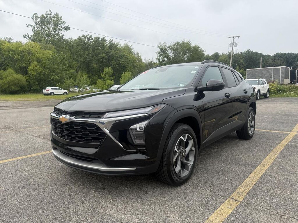 2024 Chevrolet Trax FWD 4dr LT — photo 1 of 19