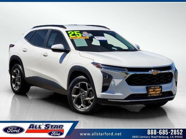 2025 Chevrolet Trax LT — photo 1 of 26