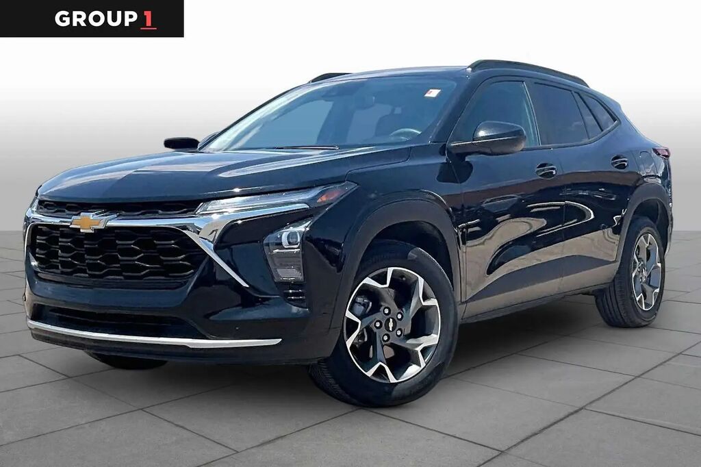 2025 Chevrolet Trax LT — photo 1 of 12