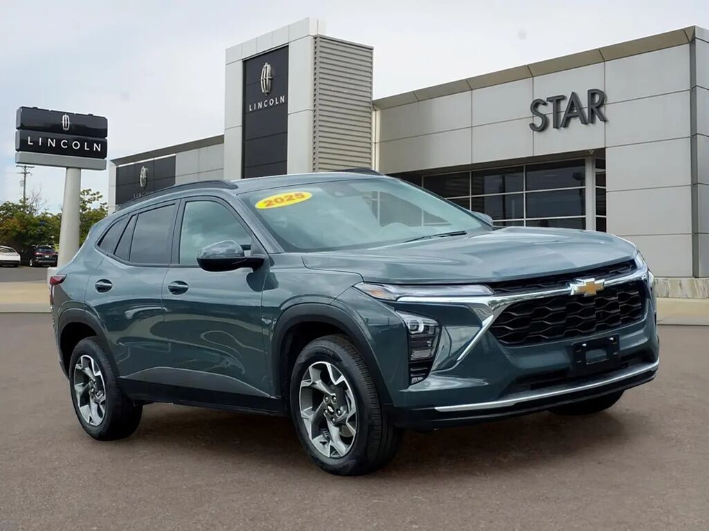 2025 Chevrolet Trax LT — photo 1 of 15