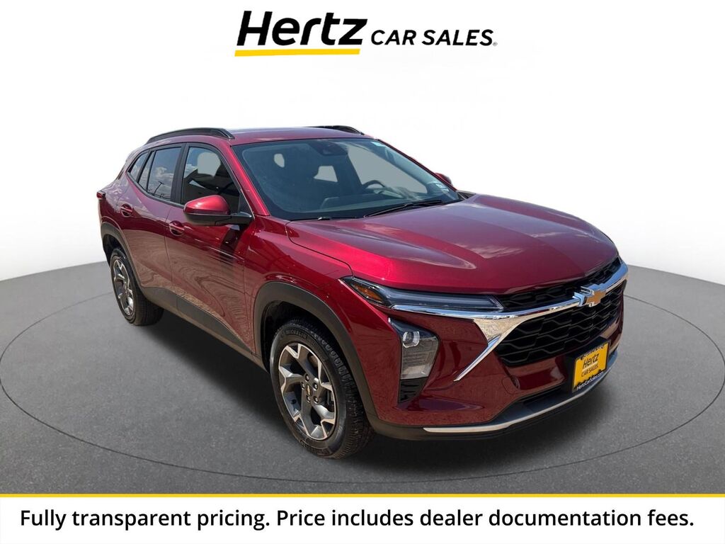2025 Chevrolet Trax LT — photo 1 of 17