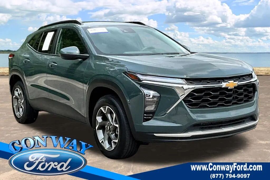 2025 Chevrolet Trax LT — photo 1 of 12