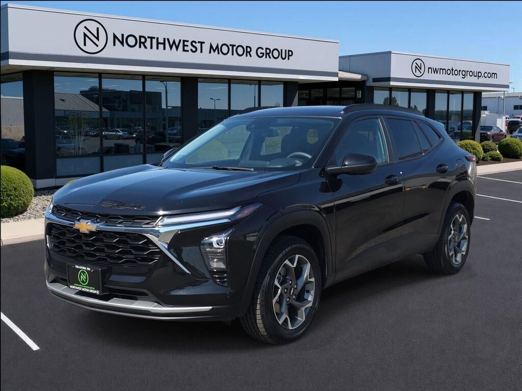 2025 Chevrolet Trax LT — photo 1 of 13