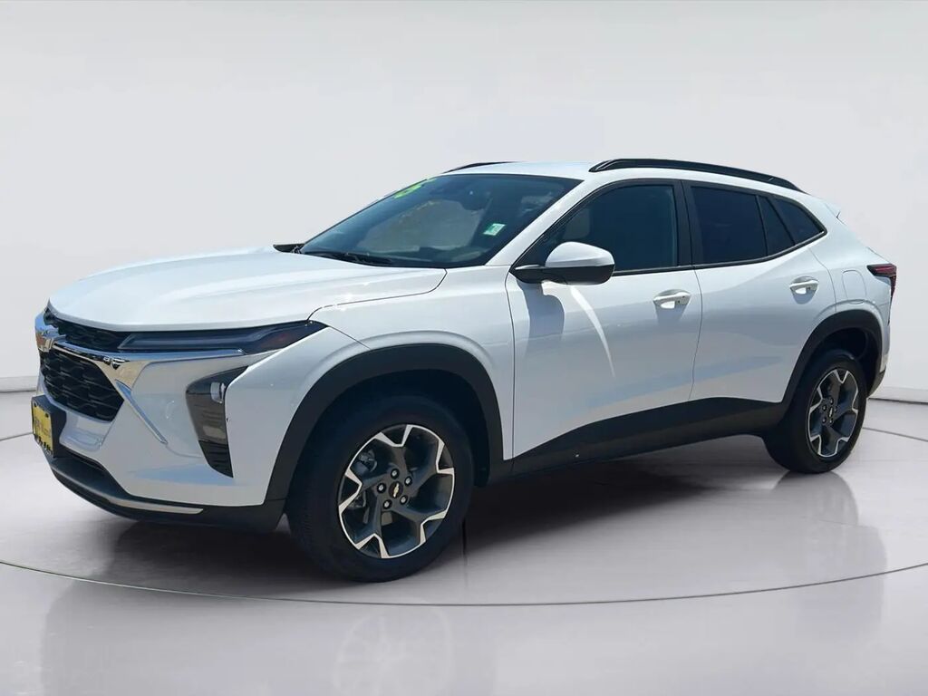 2025 Chevrolet Trax LT — photo 1 of 15