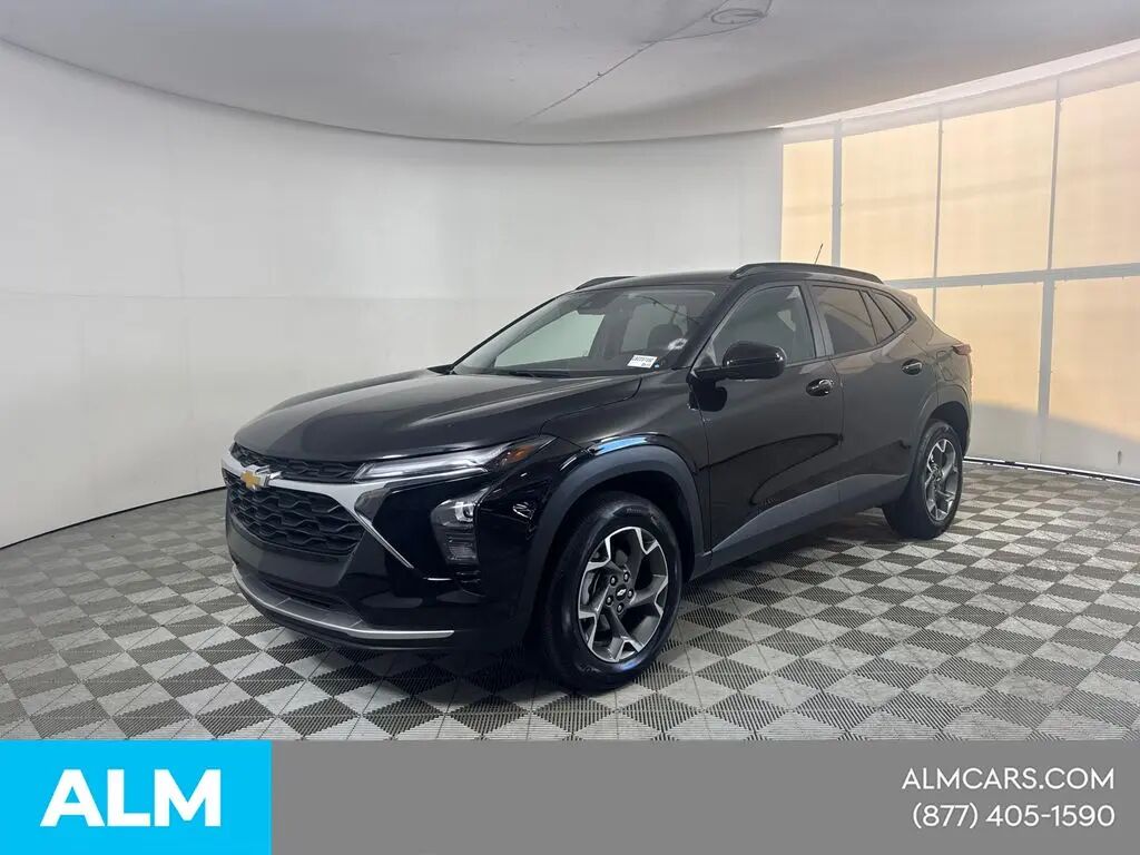 2025 Chevrolet Trax LT — photo 1 of 23