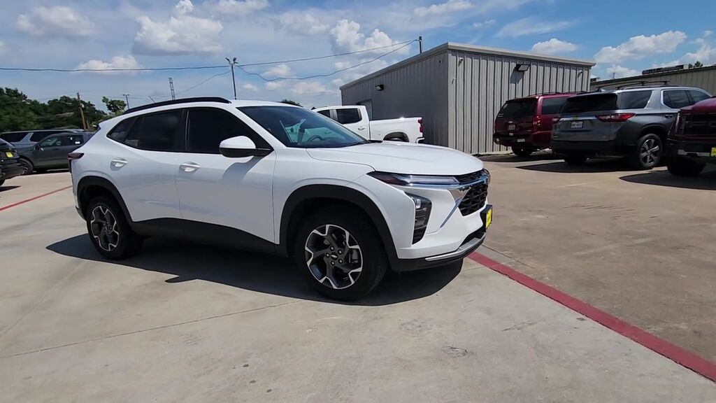 2025 Chevrolet Trax LT — photo 1 of 7