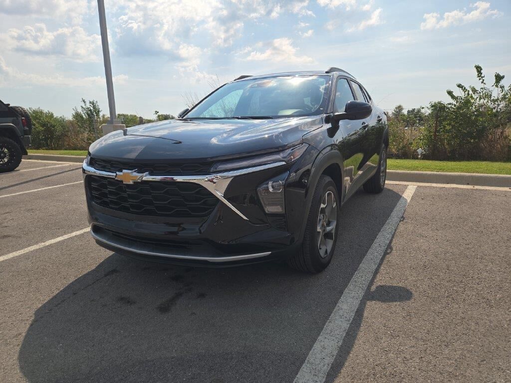 2025 Chevrolet Trax LT — photo 1 of 13