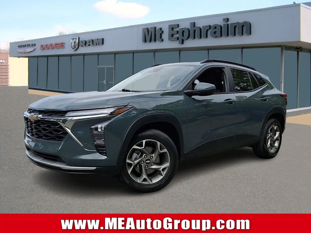 2025 Chevrolet Trax LT — photo 1 of 26