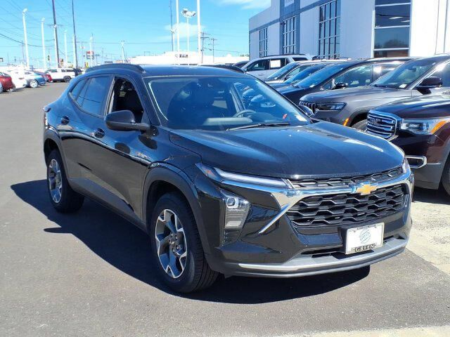 2025 Chevrolet Trax LT — photo 1 of 13