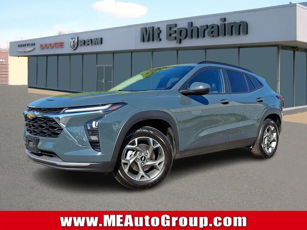 2025 Chevrolet Trax LT — photo 1 of 13