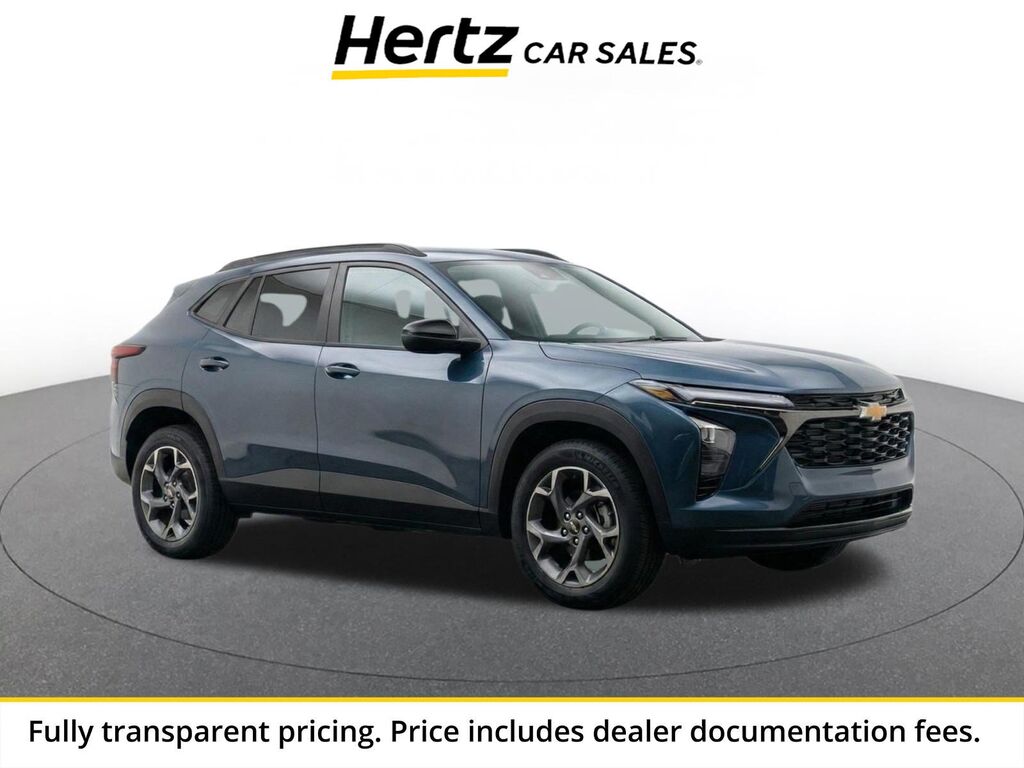 2025 Chevrolet Trax LT — photo 1 of 10