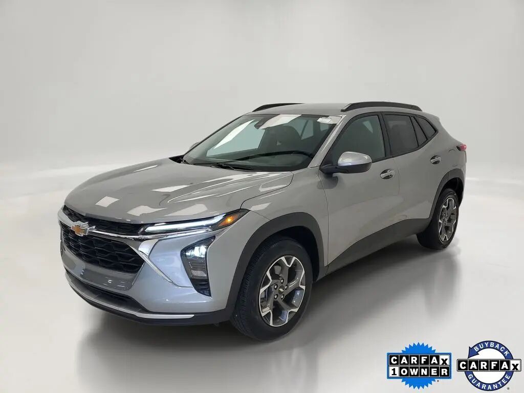 2025 Chevrolet Trax LT — photo 1 of 12