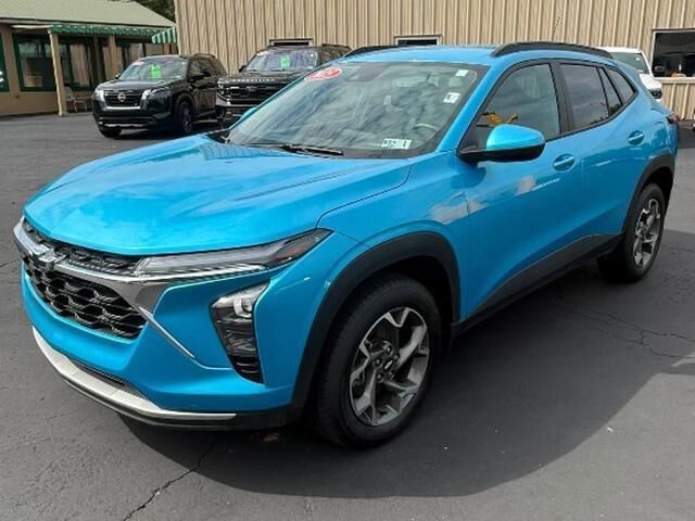 2025 Chevrolet Trax LT — photo 1 of 13