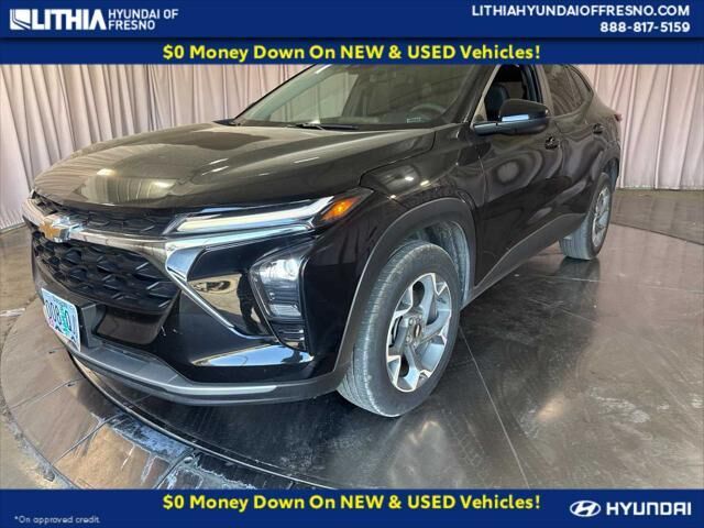 2025 Chevrolet Trax LT — photo 1 of 13