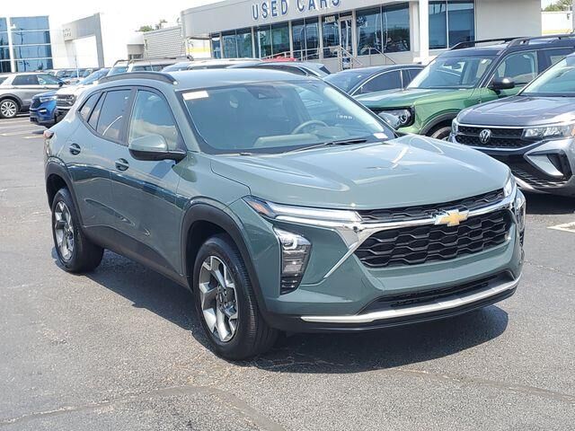 2025 Chevrolet Trax LT — photo 1 of 39