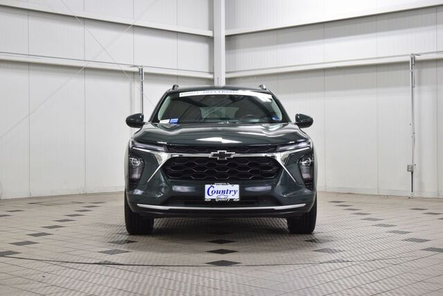 2025 Chevrolet Trax LT — photo 1 of 10