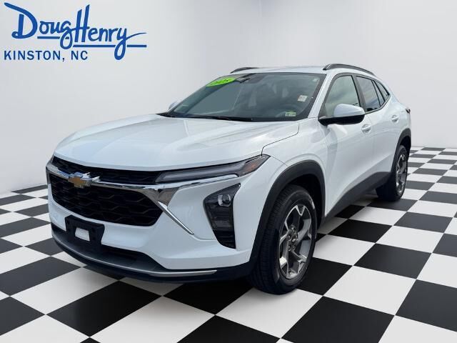2025 Chevrolet Trax LT — photo 1 of 13
