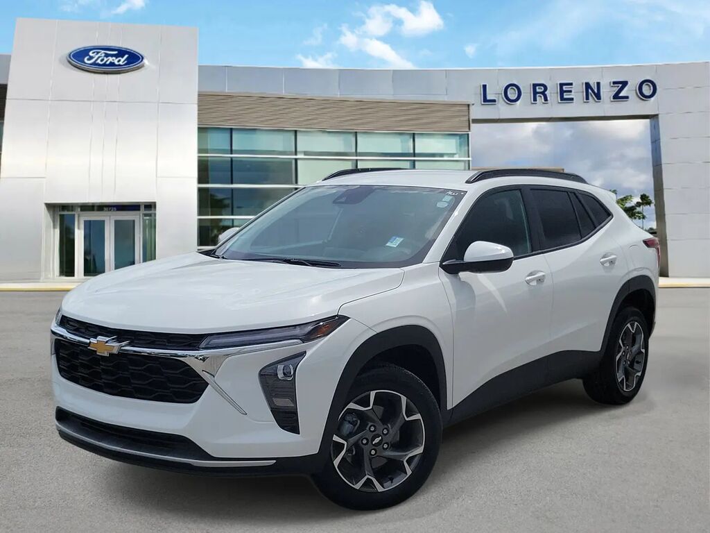 2025 Chevrolet Trax LT — photo 1 of 44