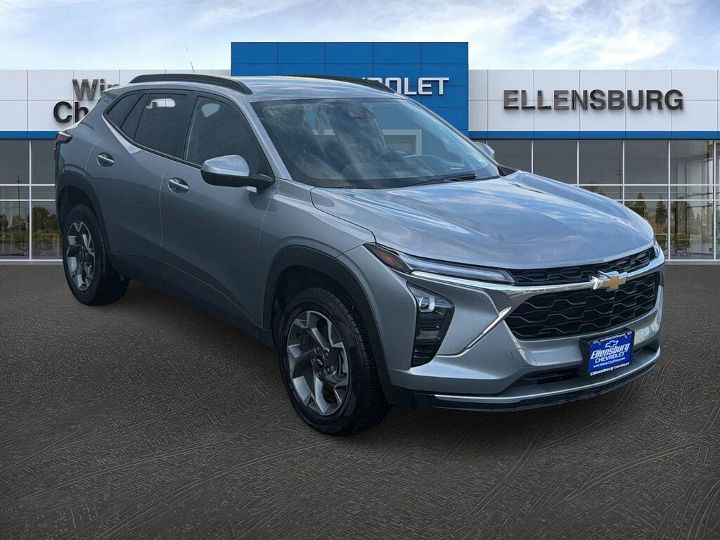 2025 Chevrolet Trax LT — photo 1 of 13